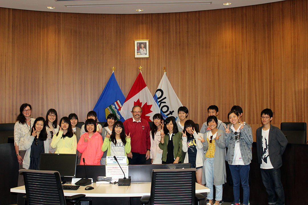 Mayor Robertson hosting a Japanese student visit in Council Chambers