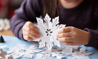 young-crafter-s-diy-snowflake-christmas-creativity-table